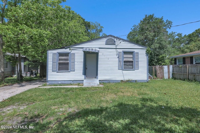 view of front of property featuring a front yard