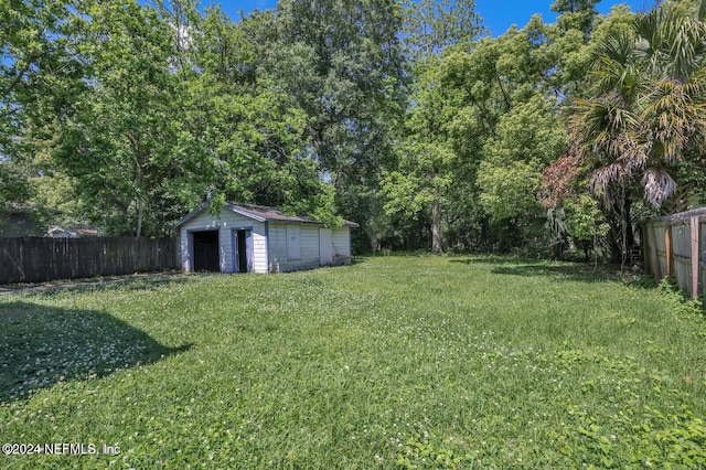 view of yard featuring an outbuilding