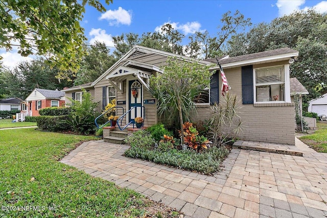 view of front of home with a front lawn