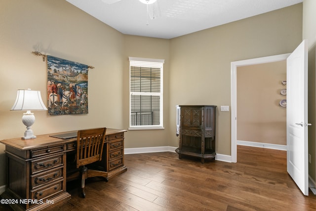 office area with dark wood-type flooring and ceiling fan