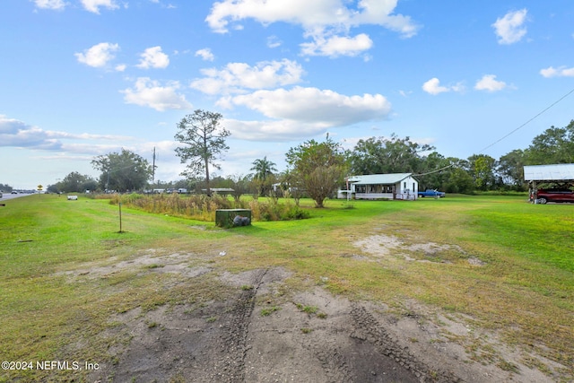 view of yard featuring a rural view