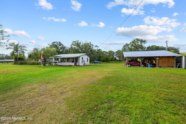 view of yard featuring an outdoor structure