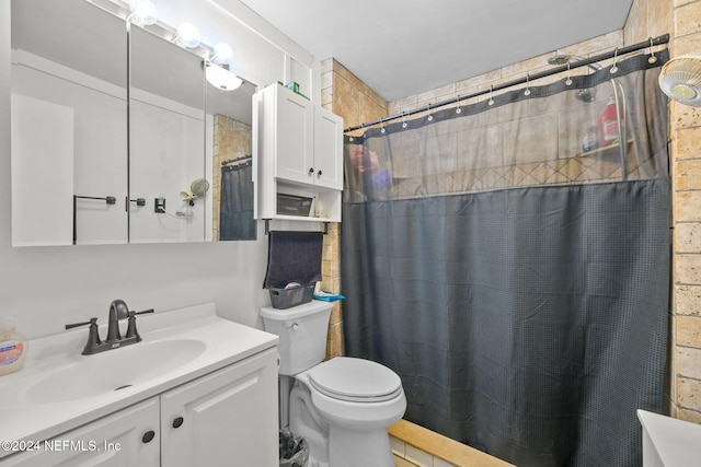 521 State Rd 207, East Palatka, FL 32131 - bathroom with toilet, vanity, and a shower with shower curtain