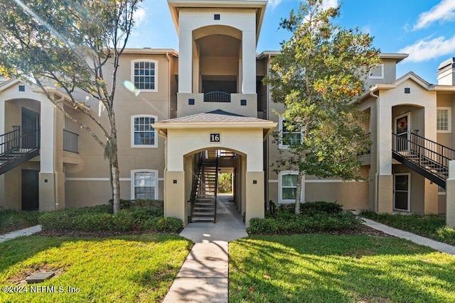 view of front facade featuring a front yard