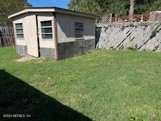 view of outdoor structure with a yard