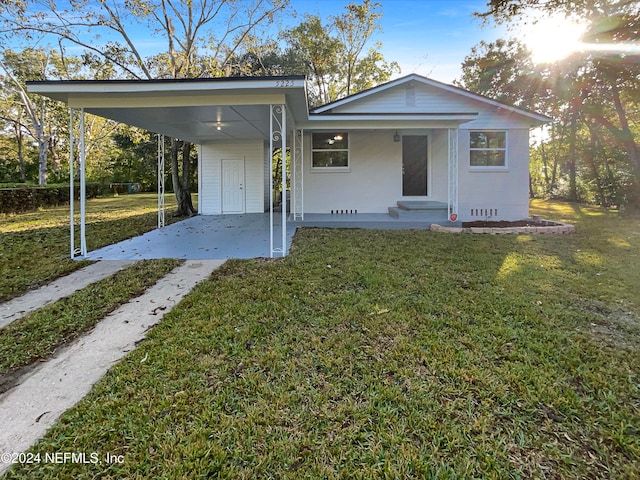 view of front of property featuring a carport and a front yard