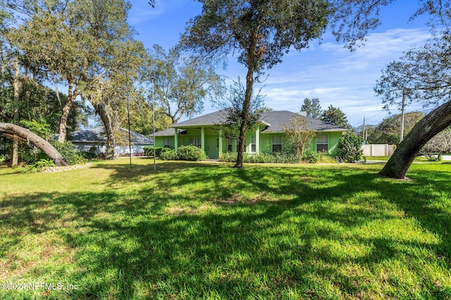 view of front facade featuring a front yard