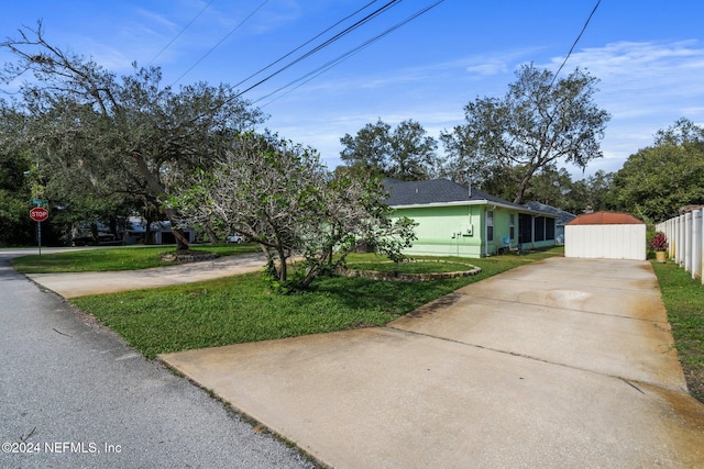 view of front of home featuring a front yard