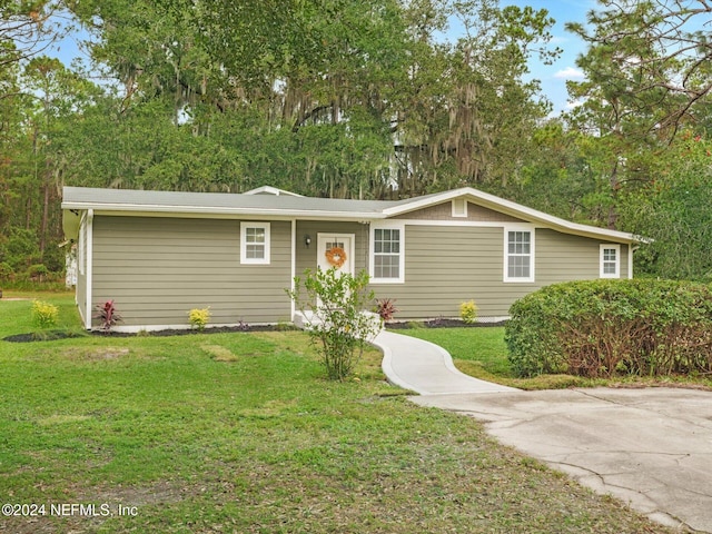 single story home featuring a front yard