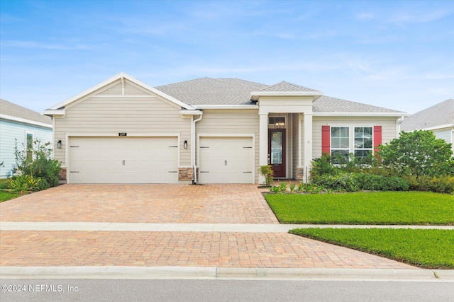 view of front of house featuring a garage and a front yard