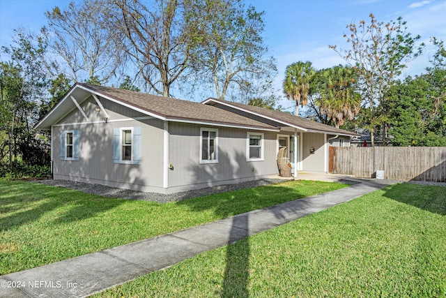 view of front of property featuring a front lawn