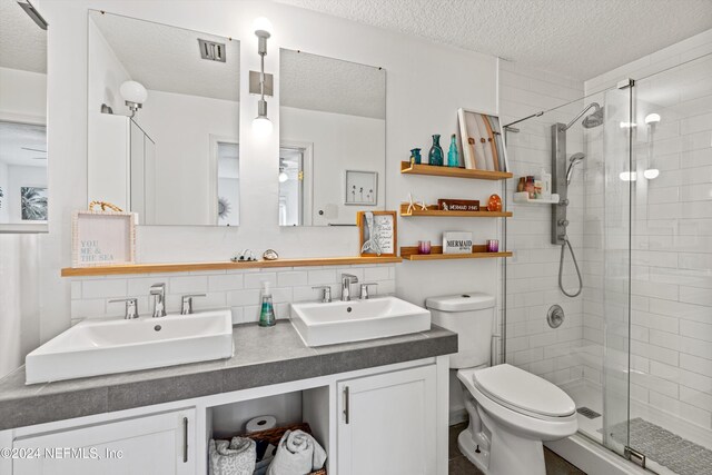 bathroom with walk in shower, a textured ceiling, toilet, and backsplash