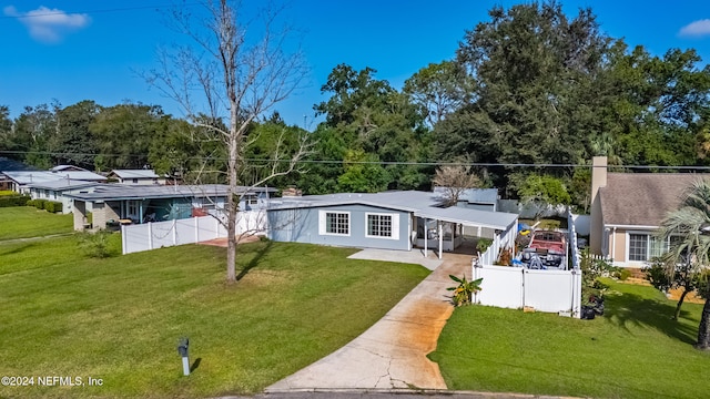 view of front of house featuring a carport and a front lawn