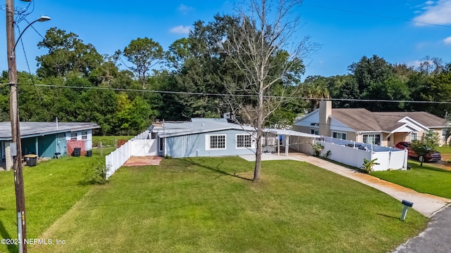 view of front of home featuring a front yard