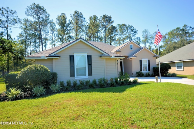 view of front facade with a front yard