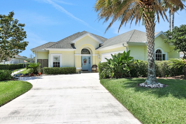 view of front of property featuring a front lawn