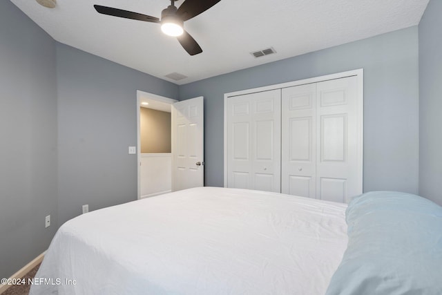 bedroom featuring ceiling fan, a textured ceiling, and a closet