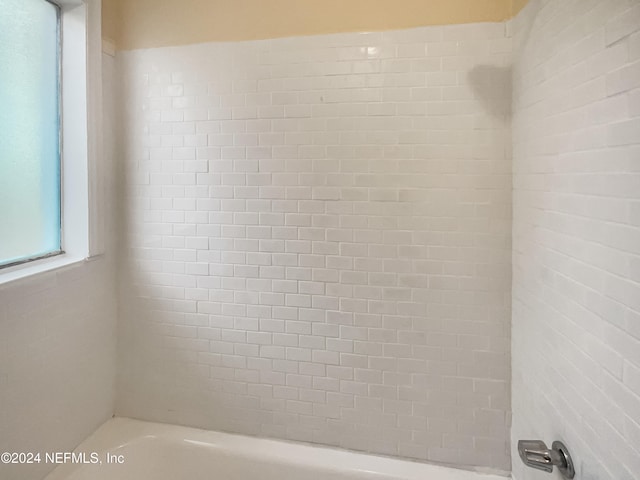 bathroom with tiled shower / bath