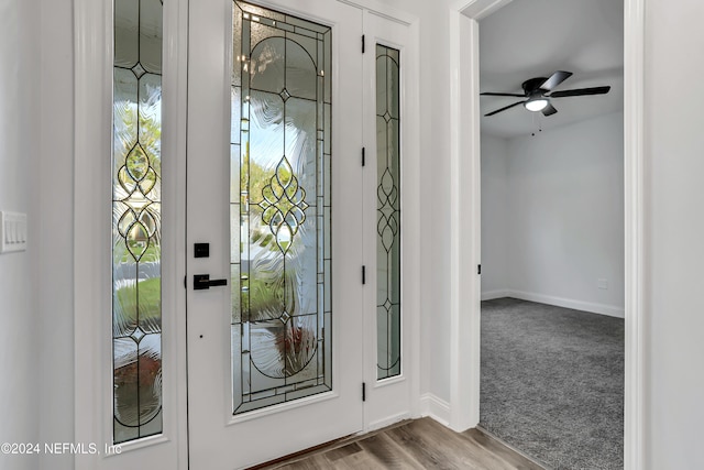 foyer entrance featuring carpet flooring and ceiling fan