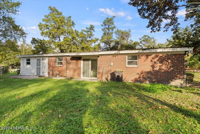 back of house featuring a yard