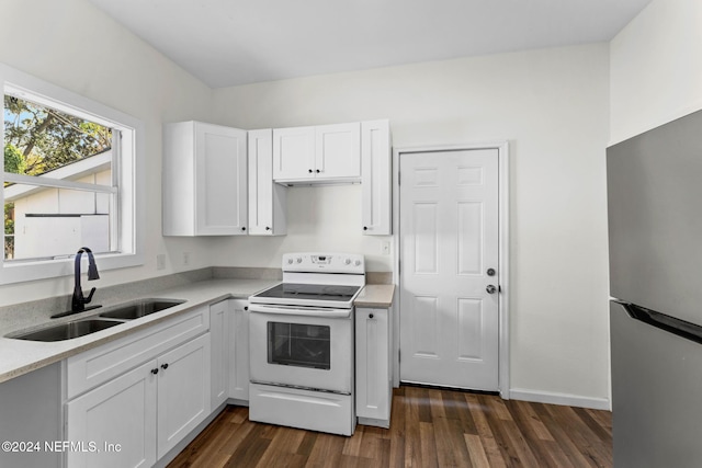 kitchen with dark wood-type flooring, stainless steel refrigerator, sink, and white range with electric cooktop