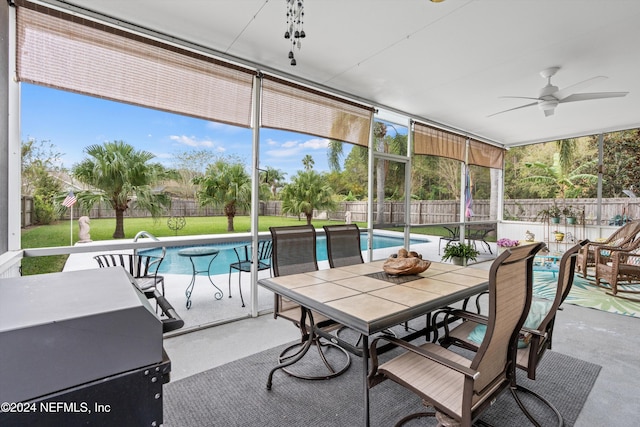 sunroom with ceiling fan