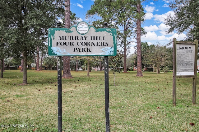 view of property's community featuring a lawn