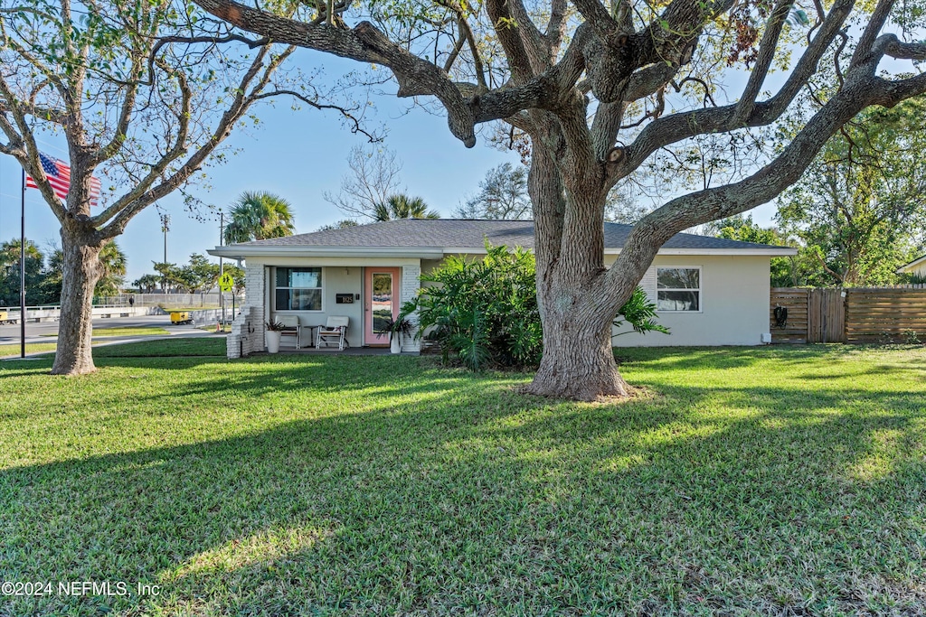 view of front facade with a front yard