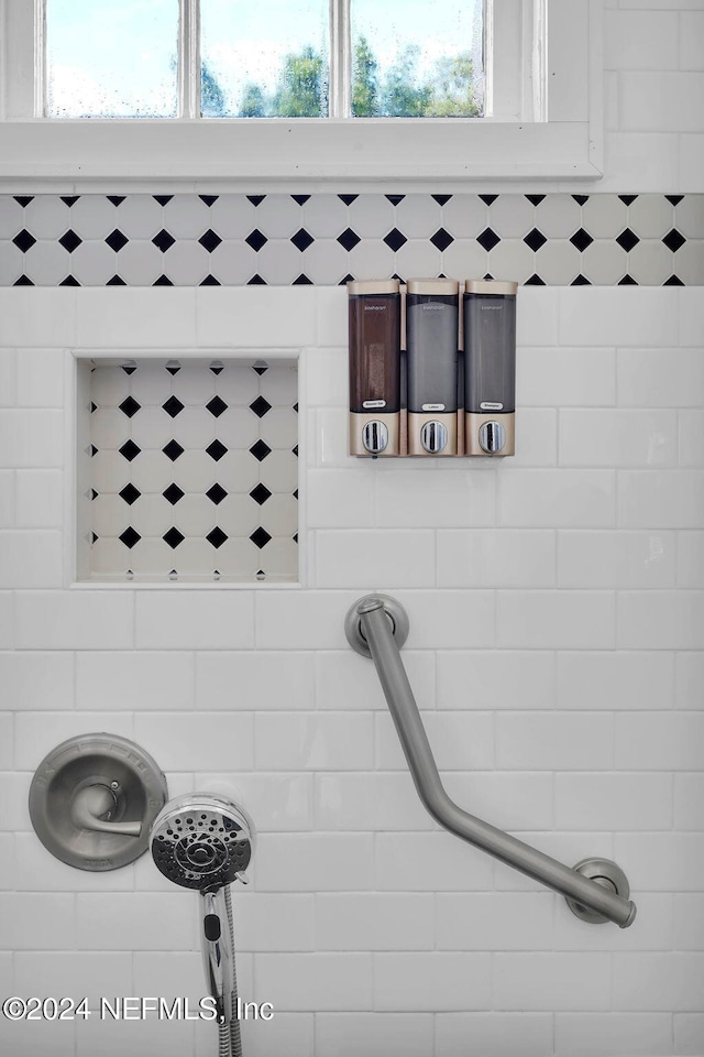 room details featuring decorative backsplash