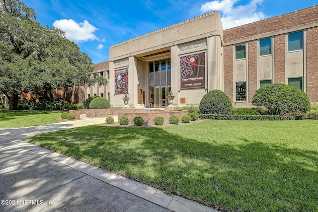 view of front facade featuring a front yard