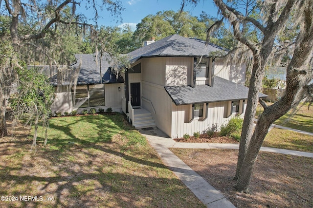 view of front of property featuring a front lawn