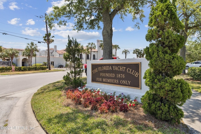 view of community / neighborhood sign