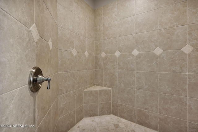 room details featuring a tile shower