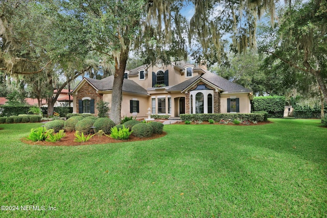 view of front of home with a front lawn