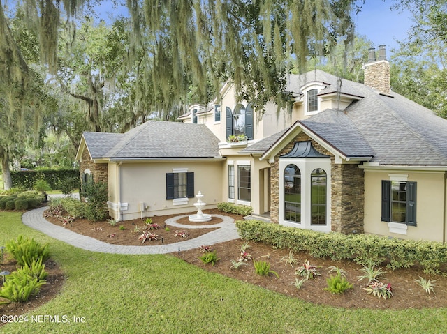 view of front of property featuring a front yard