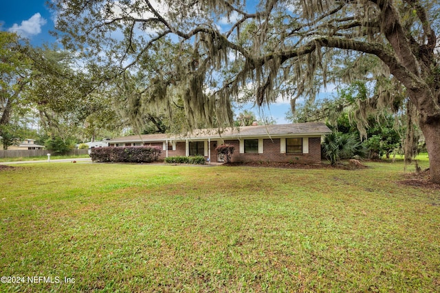 single story home with a front yard