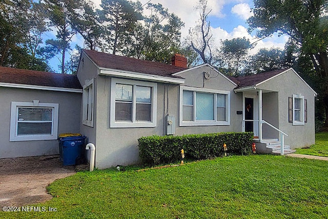 view of front of house with a front lawn