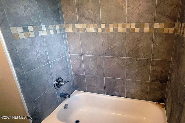 bathroom with tiled shower / bath