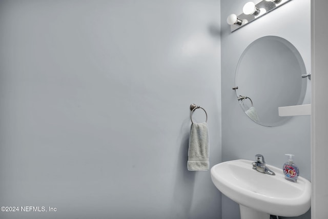 bathroom featuring a sink