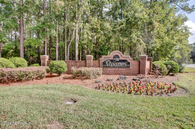 community sign featuring a yard