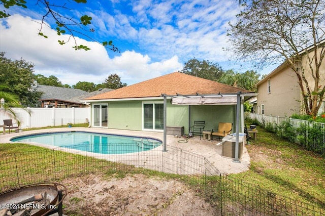 view of pool featuring a patio area, a pergola, and a yard