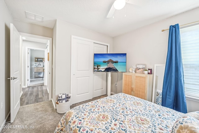 bedroom featuring carpet floors, ceiling fan, and a closet