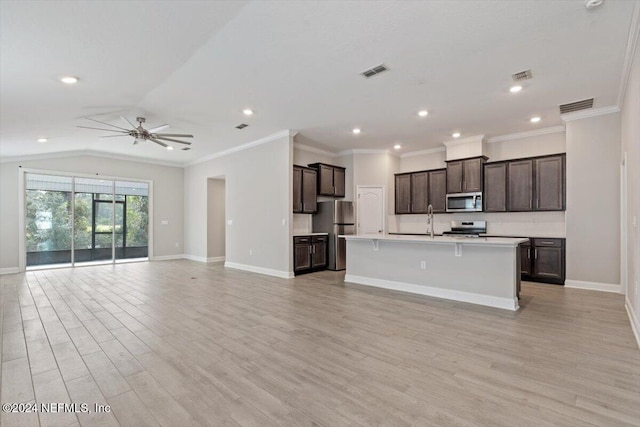 kitchen featuring light hardwood / wood-style flooring, an island with sink, ceiling fan, and stainless steel appliances