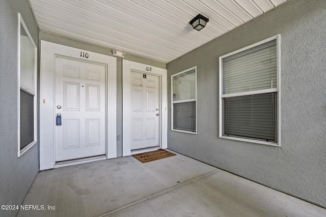 property entrance featuring a porch