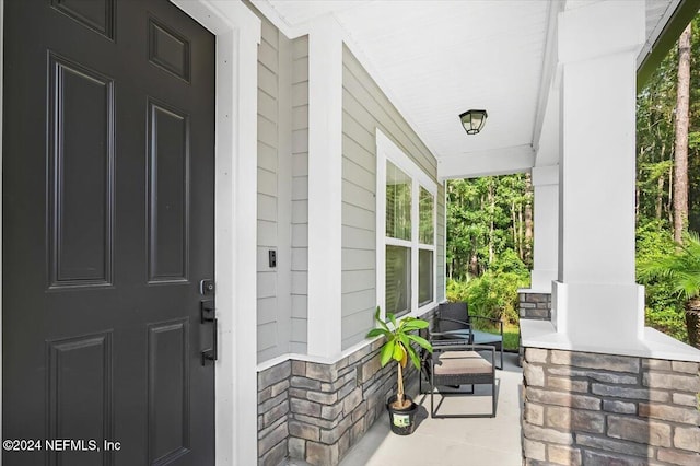 property entrance featuring a porch