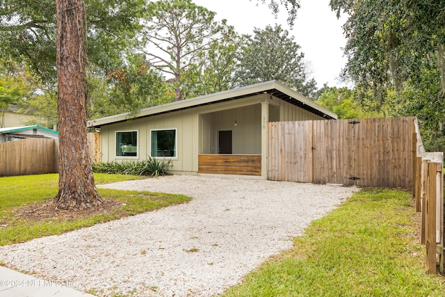 view of front of home with a front lawn