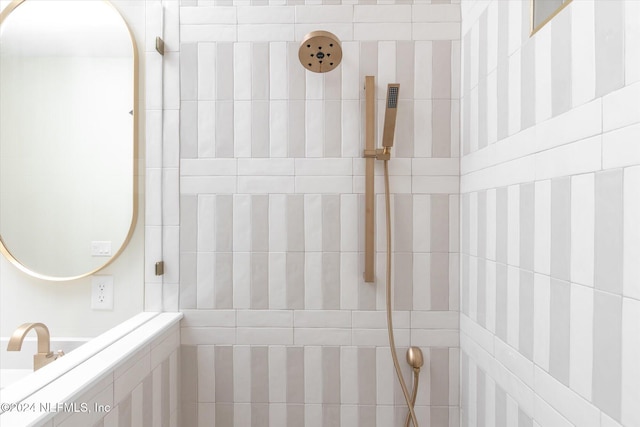 bathroom featuring tiled shower