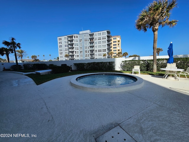 view of swimming pool featuring a jacuzzi