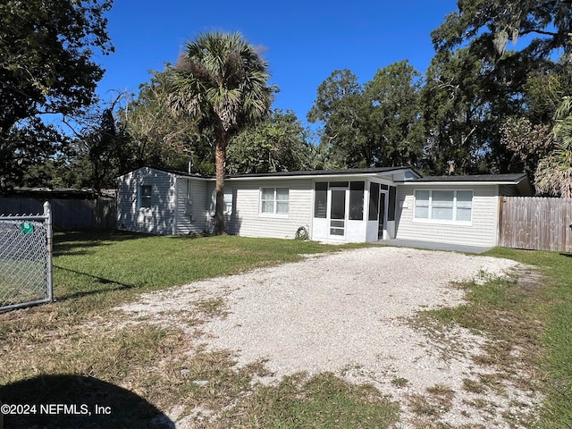 view of front of property featuring a front lawn