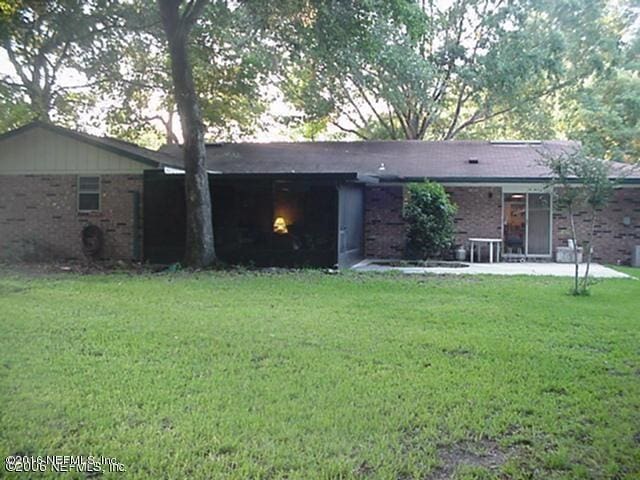 single story home with a front yard